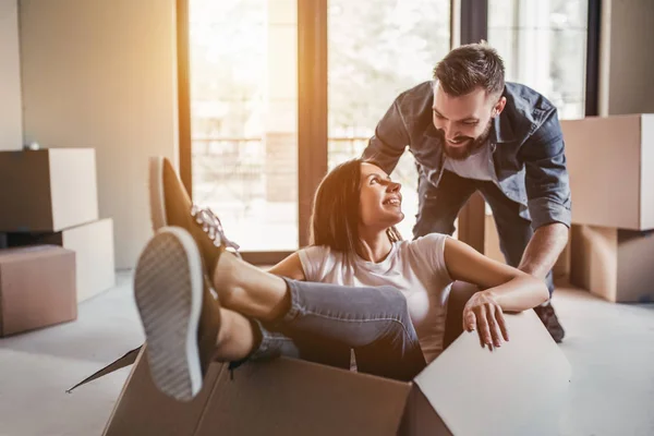 Pareja mudándose en nueva casa — Foto de Stock