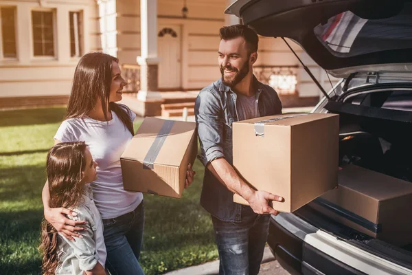 Familia mudándose en casa nueva — Foto de Stock