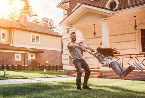 Papá con hija al aire libre — Foto de Stock