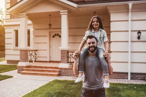 Papá con hija al aire libre — Foto de Stock