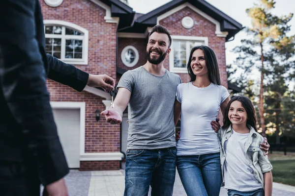 Familia con vendedor — Foto de Stock