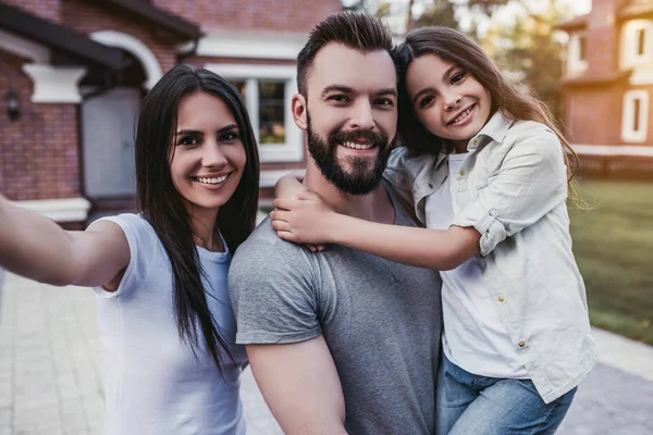 Gelukkig gezin buiten — Stockfoto