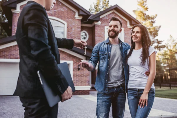 Couple with salesperson — Stock Photo, Image