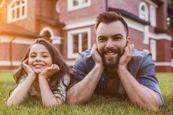 Papá con hija al aire libre — Foto de Stock