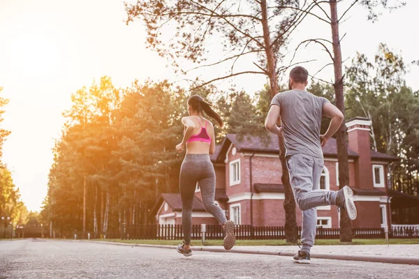 Paar rennende outdoors — Stockfoto