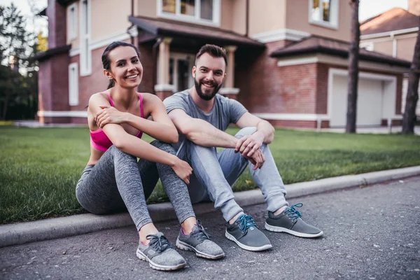 Sportieve paar buitenshuis — Stockfoto