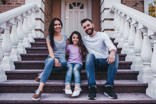 Gelukkig gezin buiten — Stockfoto