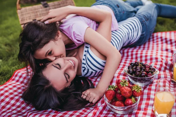 Мама і дочка на пікнік — стокове фото
