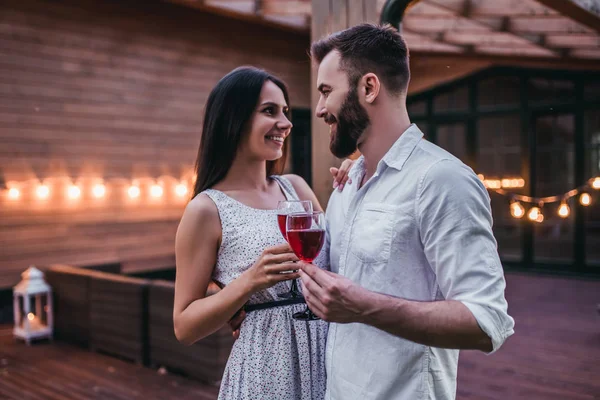 Couple on terrace — Stock Photo, Image