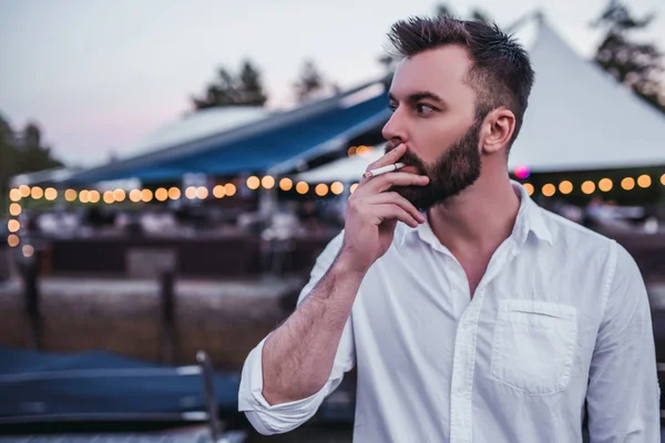 Hombre fumando al aire libre — Foto de Stock
