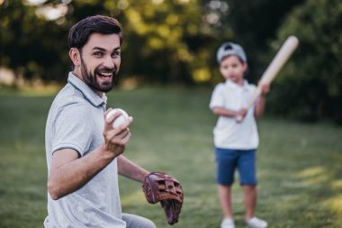 Baba oğluyla beyzbol oynayan