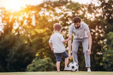 Futbol oynarken oğluyla baba