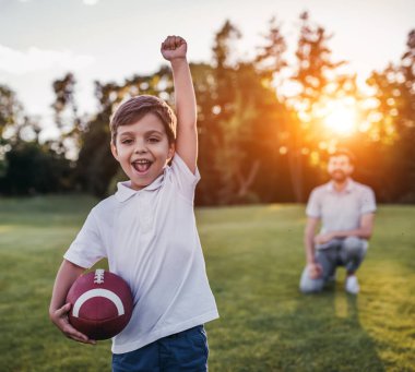 Amerikan futbolu oynayan oğluyla baba