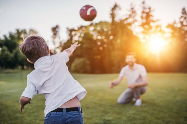 Amerikan futbolu oynayan oğluyla baba
