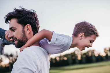 Baba ve oğul açık havada