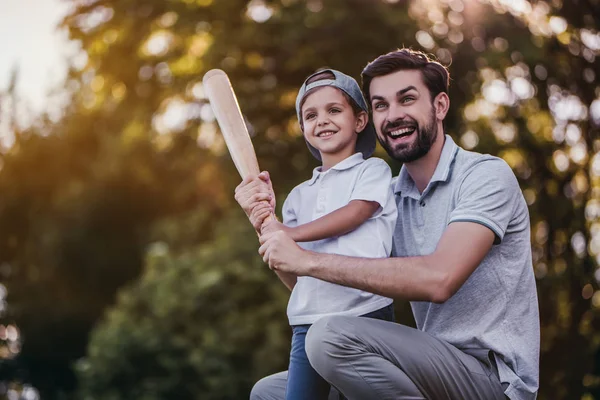 Táta se synem hraje baseball — Stock fotografie