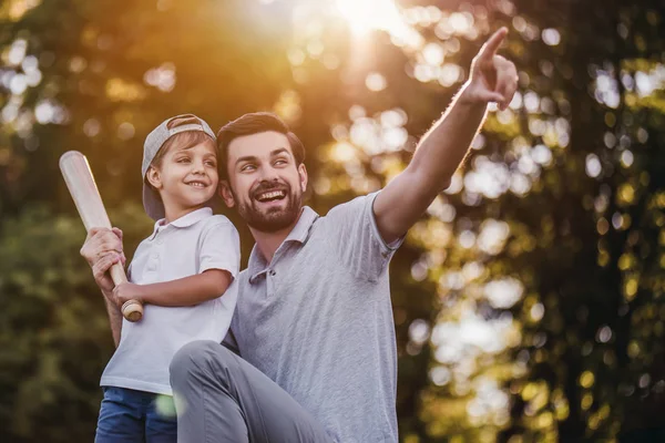 Vader met zoon spelen honkbal — Stockfoto