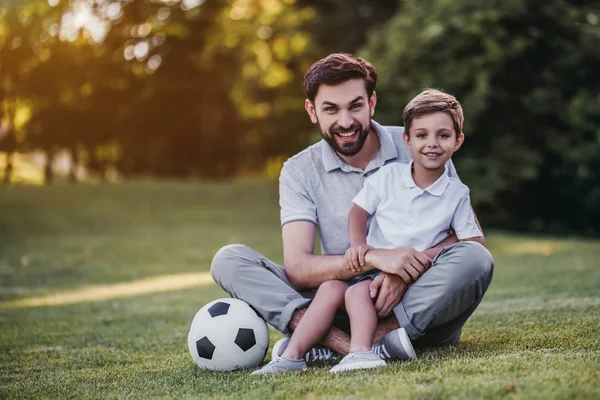 Papá con hijo jugando al fútbol — Foto de Stock