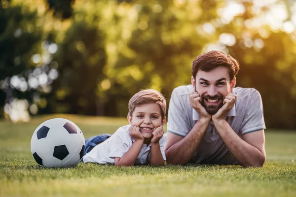 Táta se synem hraje fotbal — Stock fotografie