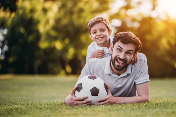 Táta se synem hraje fotbal — Stock fotografie