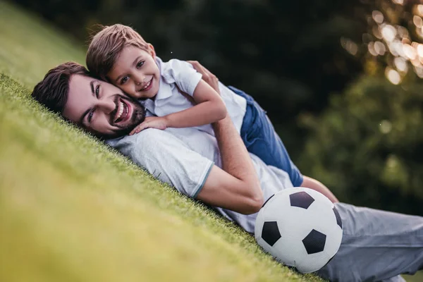 Tata z synem gry w piłkę nożną — Zdjęcie stockowe