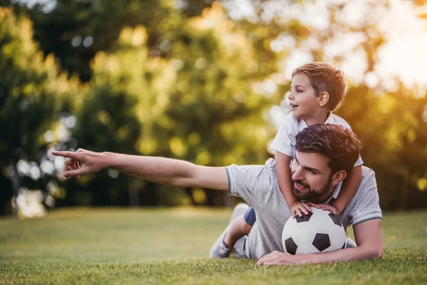 Vader met zoon voetballen — Stockfoto