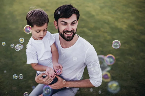 Pai e filho ao ar livre — Fotografia de Stock