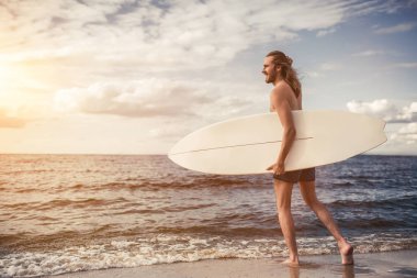 Sörf tahtası olan genç adam