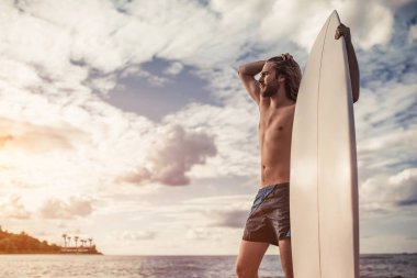 Sörf tahtası olan genç adam