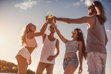 Sahilde bira içiyor arkadaşlar