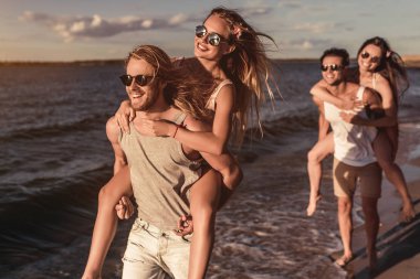 Sahilde bir grup arkadaş