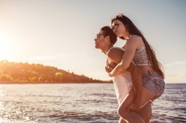 Kumsaldaki genç çift.