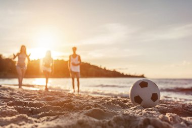 Sahilde bir grup arkadaş