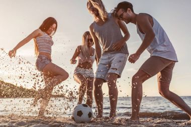 Sahilde bir grup arkadaş