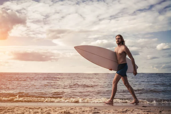 Joven con tabla de surf —  Fotos de Stock