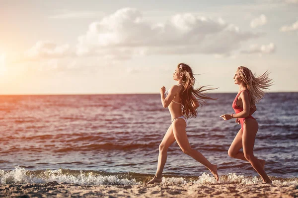 Девушки развлекаются на пляже — стоковое фото