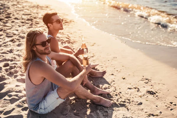 Dos amigos varones en la playa — Foto de Stock