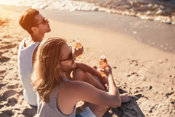 Dos amigos varones en la playa — Foto de Stock