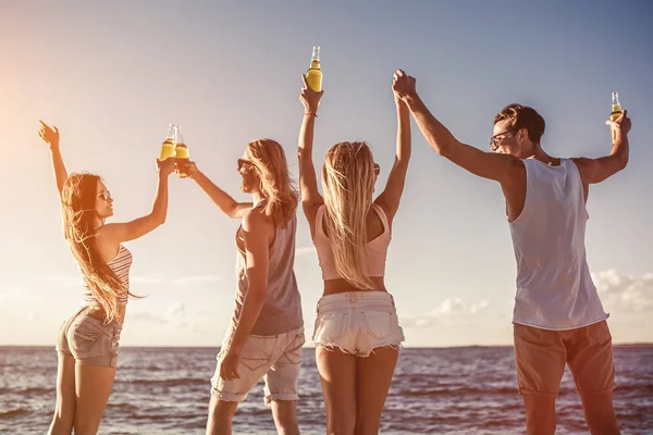 Grupo de amigos en la playa —  Fotos de Stock