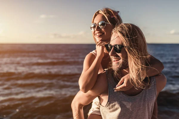 Jovem casal na praia — Fotografia de Stock