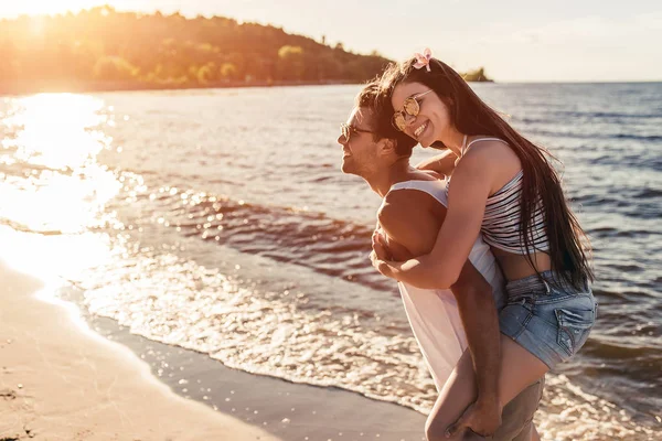 Unga par på stranden — Stockfoto