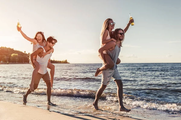 Baráti társaság a strandon — Stock Fotó