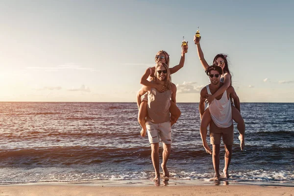 Group of friends on beach — Stock Photo, Image