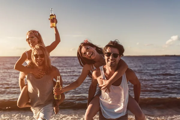 Grupo de amigos en la playa —  Fotos de Stock