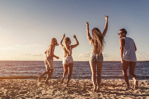 Vriendengroep op het strand — Stockfoto