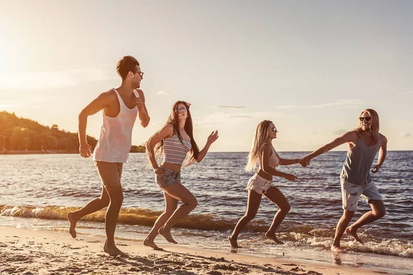 Grupo de amigos en la playa — Foto de Stock