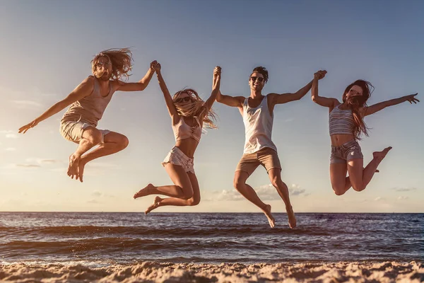 Grupo de amigos en la playa — Foto de Stock