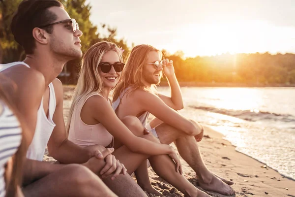 Baráti társaság a strandon — Stock Fotó