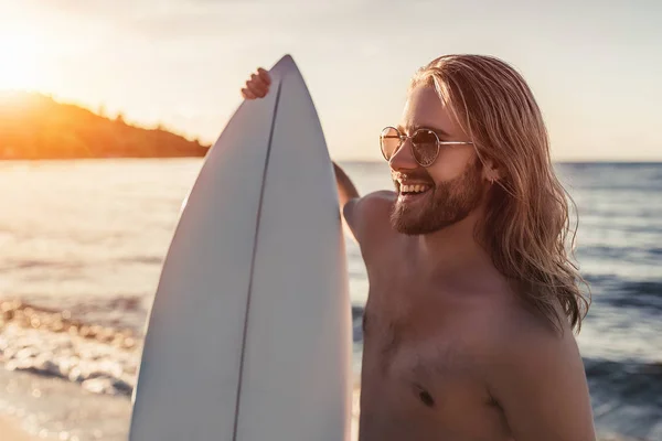 Joven con tabla de surf —  Fotos de Stock