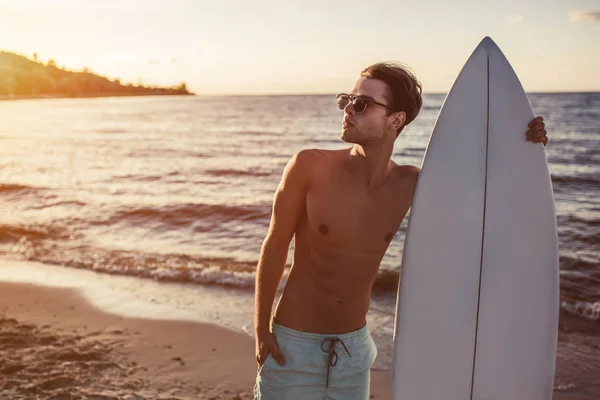 Mladý muž se surfy — Stock fotografie